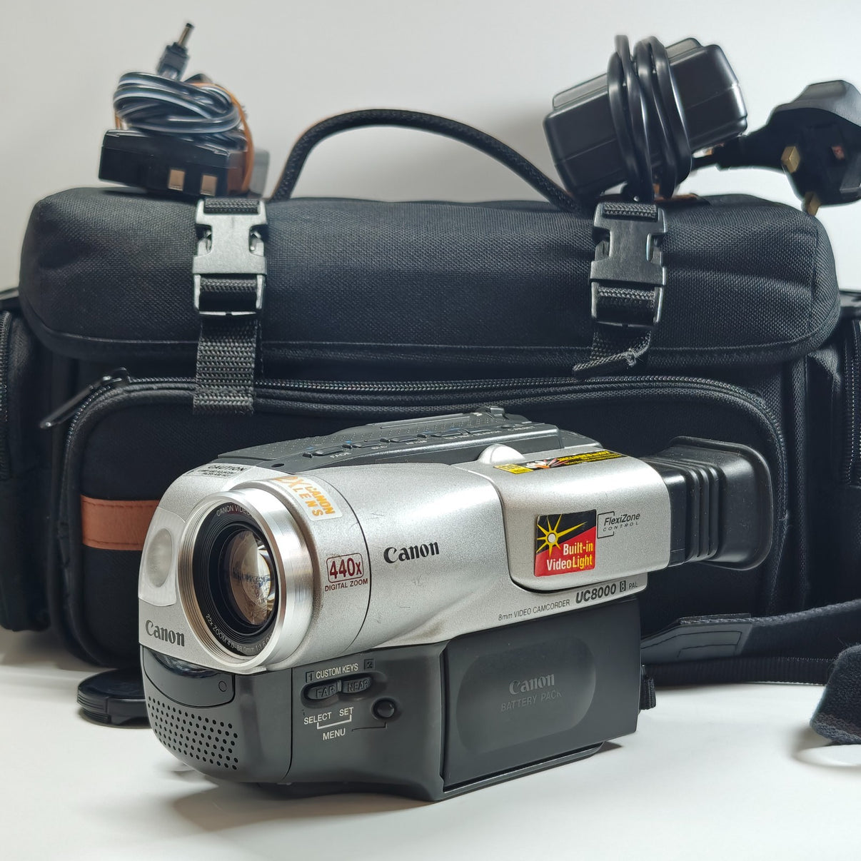Canon UC8000 Camcorder 440x Zoom 8mm Tape Analog Video Camera, Charger, Bag.