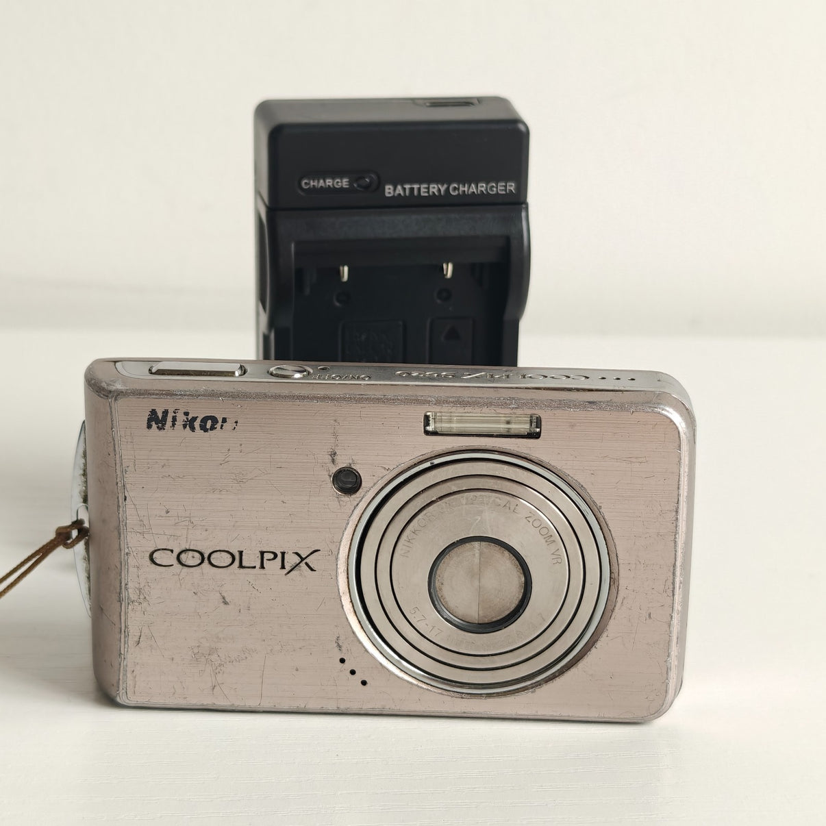 Nikon COOLPIX S520 8MP Digital Camera Silver Retro Digicam + Charger | READ - Native Sole Cameras