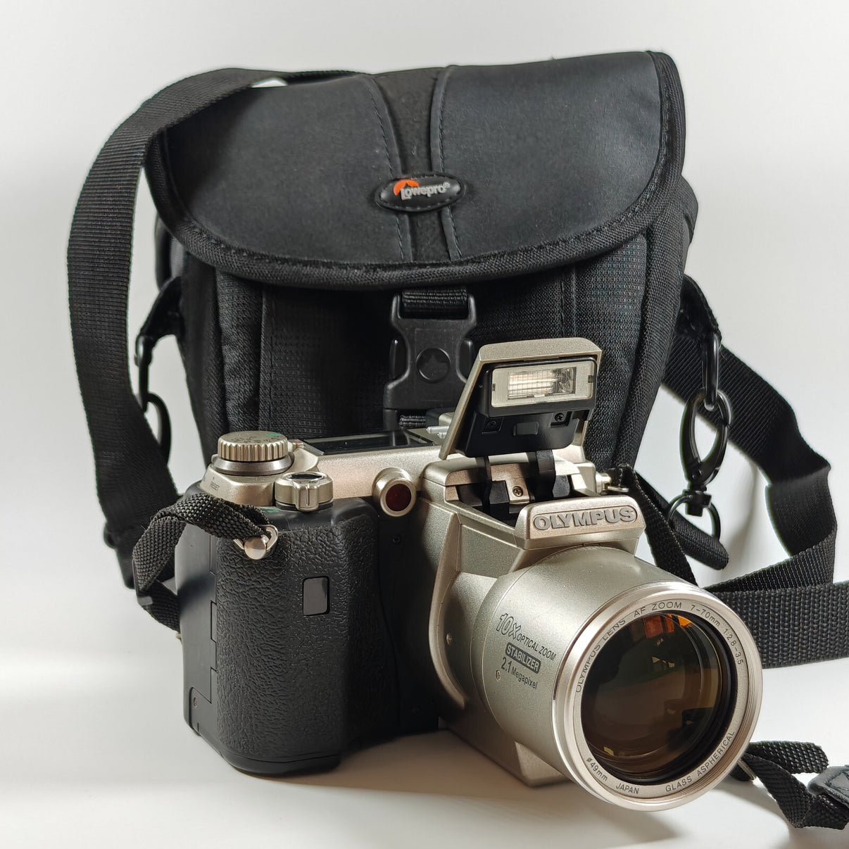 Olympus CAMEDIA C-2100 Ultra Zoom 2.1MP Digital Bridge Camera Retro 2000s + Case.