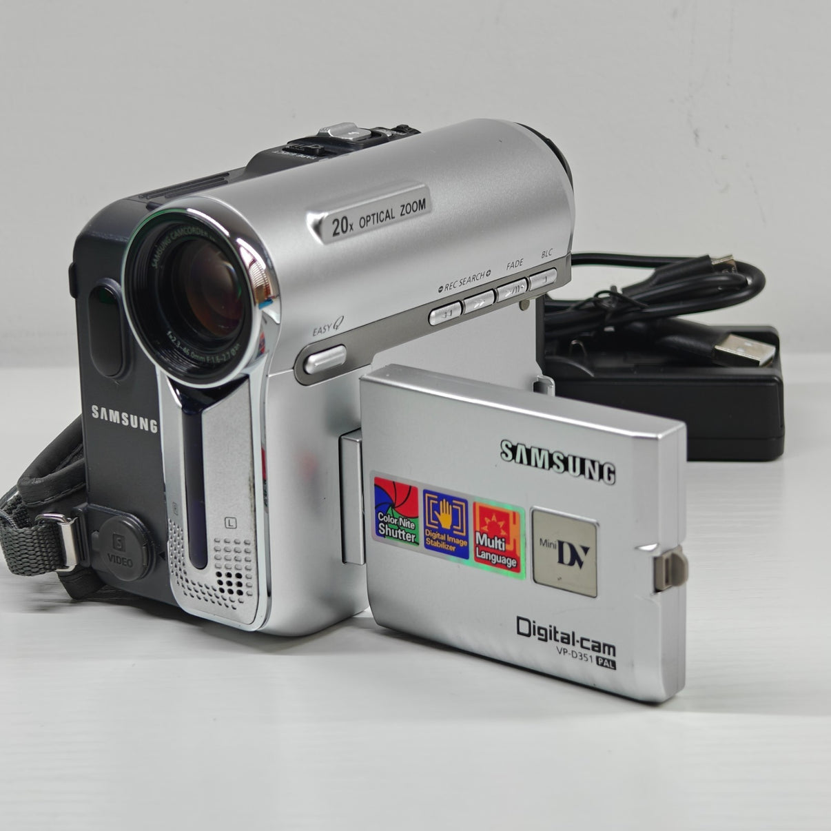 Samsung VP-D351 MiniDV Camcorder 20x Optical Zoom 2.5" LCD Digital-cam + Charger - Native Sole Cameras