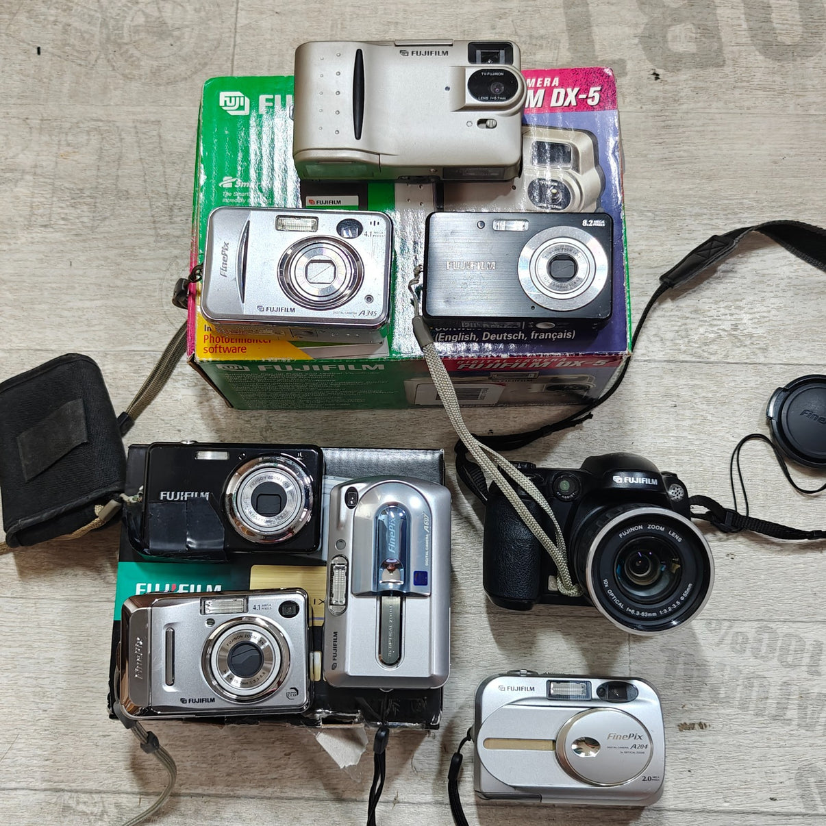 8x Fujifilm Digital Cameras Job Lot - J10 A400 J27 S5600 A406 A345 A204 DX-5 - Native Sole Cameras