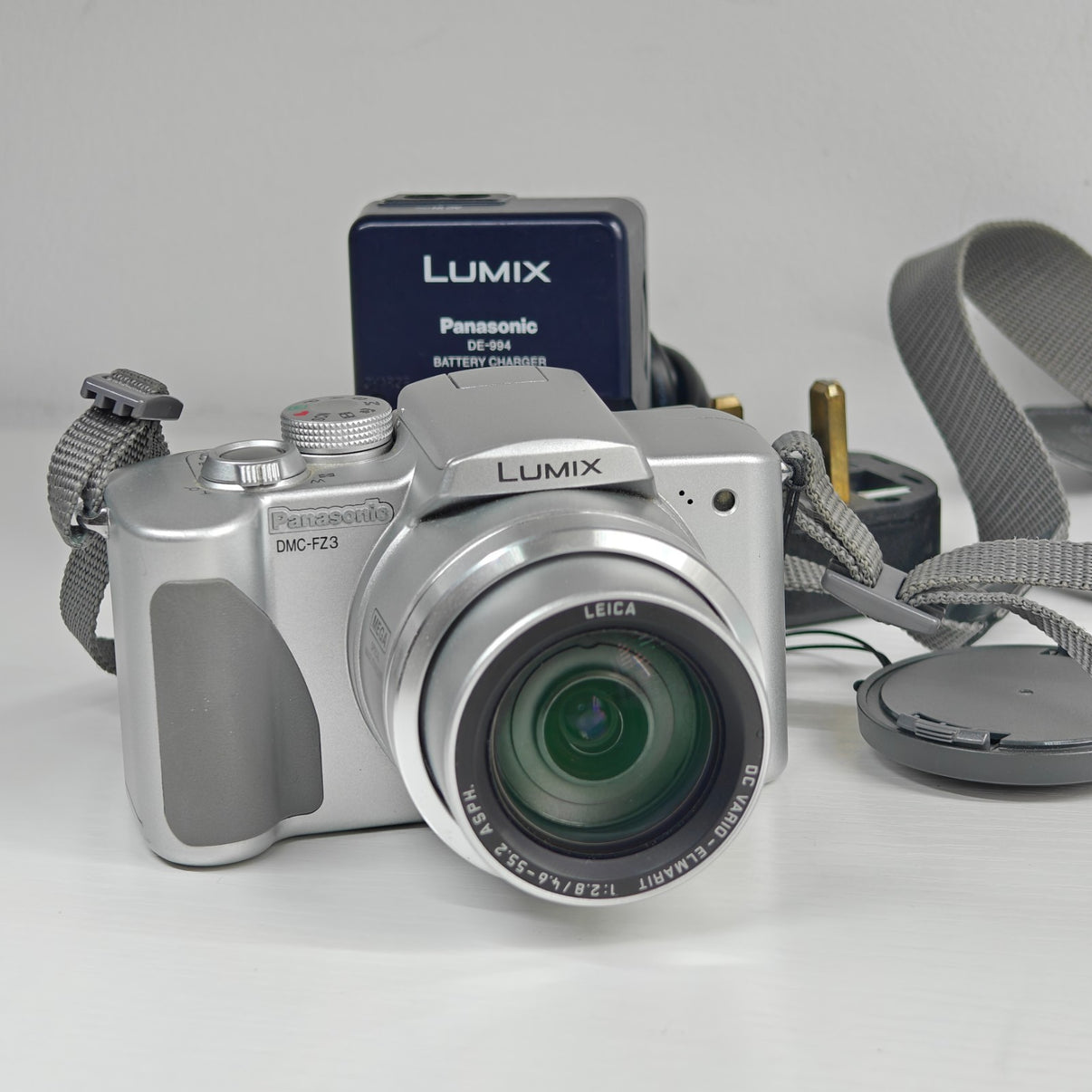 Panasonic LUMIX DMC-FZ3 Digital Bridge Camera 3.1MP Leica 12x Zoom + Charger - Native Sole Cameras