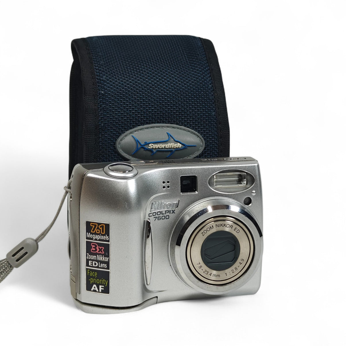Nikon COOLPIX 7600 Digital Camera Silver 7.1MP Nikkor 3x Zoom AF Retro + Case - Native Sole Cameras