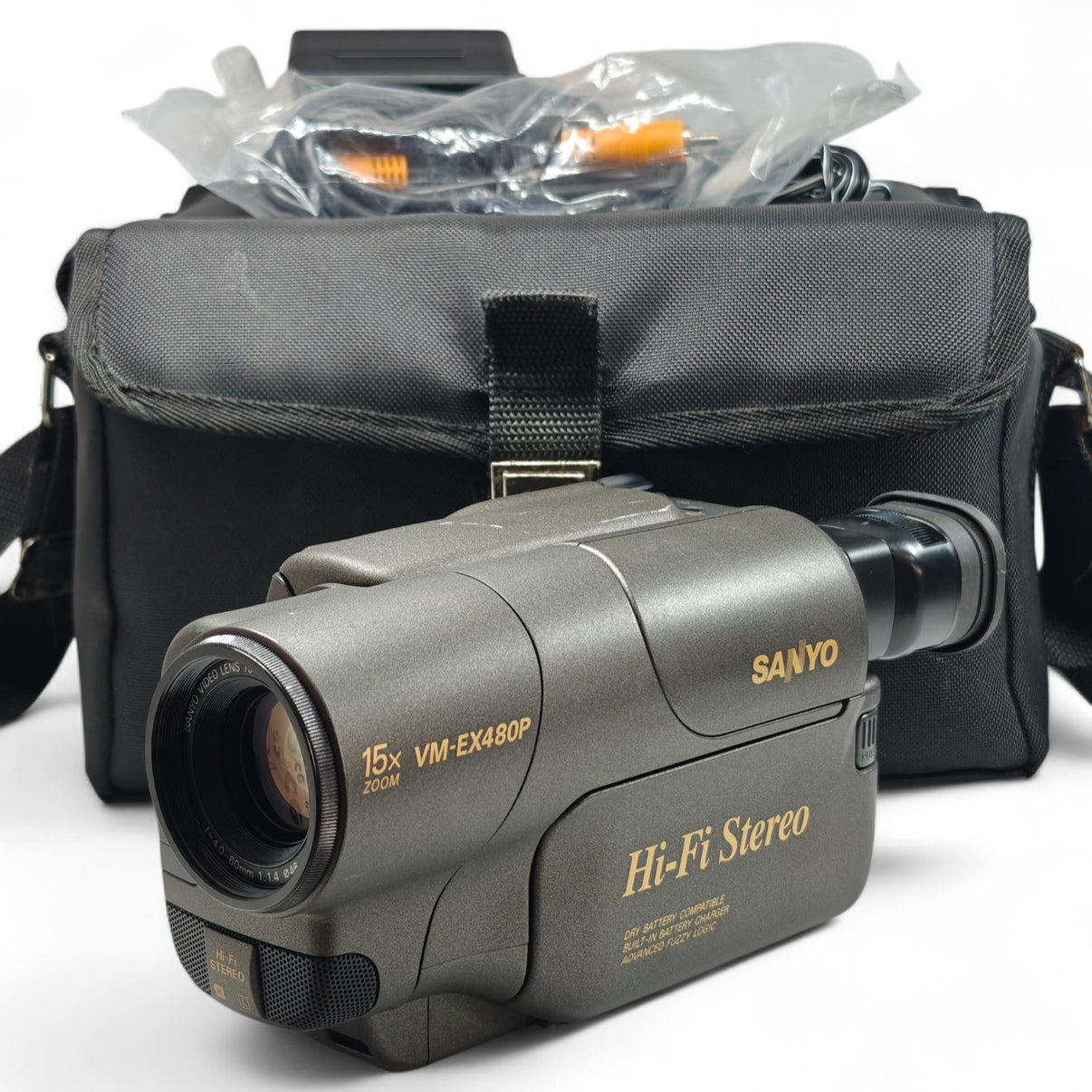 Sanyo VM-EX480P Camcorder 15x Zoom 8mm Tape Retro Video Camera, Bag, Cables.