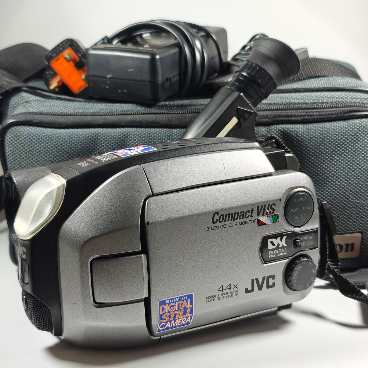 JVC GR-AXM500 VHSC Camcorder RARE 3" in LCD Analogue Video Camera, Charger, Bag.